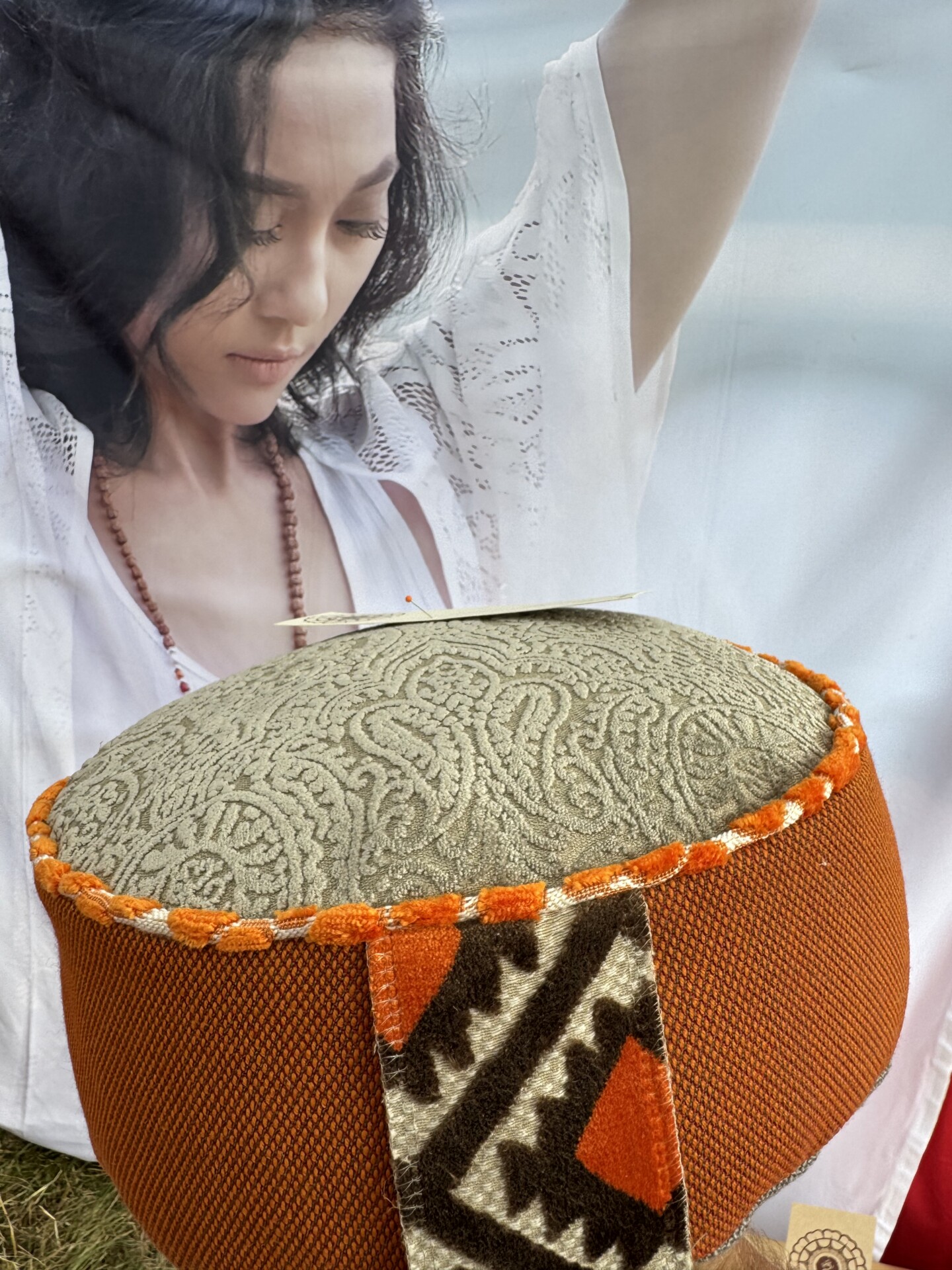 Meditationskissen mit einem einzigartiges Design graue Seite gold Rand und dunkel oben 49 meditatiekussen oranje kopen
