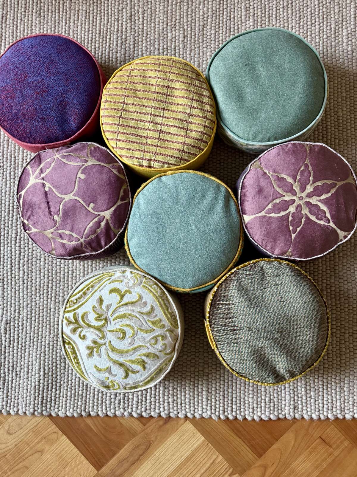Neun einzigartige Meditationskissen mit Buchweizenfüllung, handgemacht in den Niederlanden